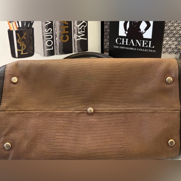 HENRI BENDEL 3/fer Emboss Leather Satchel “LADY WALKING DOG” & NWT Large Key Fob - Picture 15 of 16